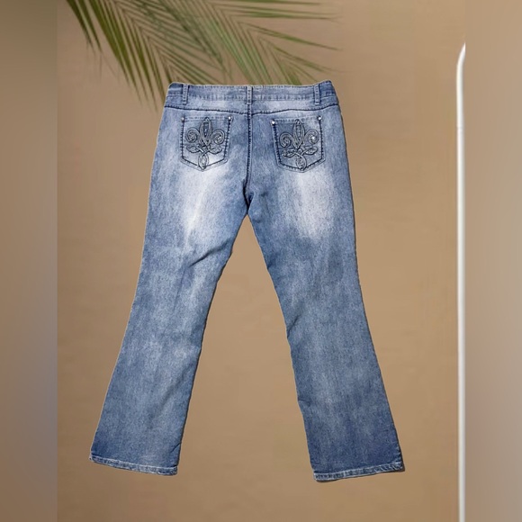 LEI Ashley Jeans Low Rise Boot Cut Embroidered Jr Sz 17Reg RhinestoneDistressed - Picture 3 of 6